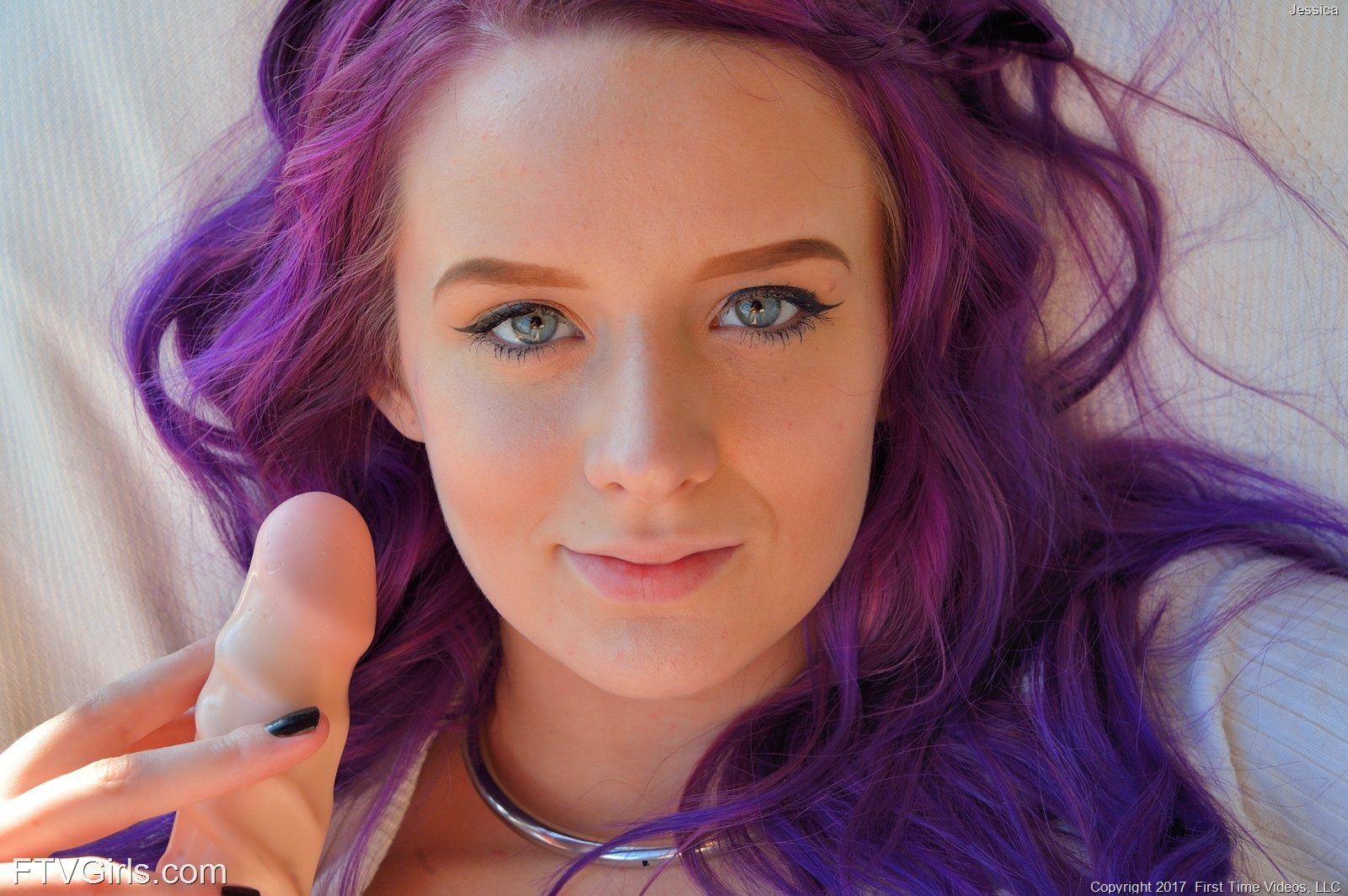 Молодая с фиолетовыми волосами долбится с хуястым чистильщиком бассейна
